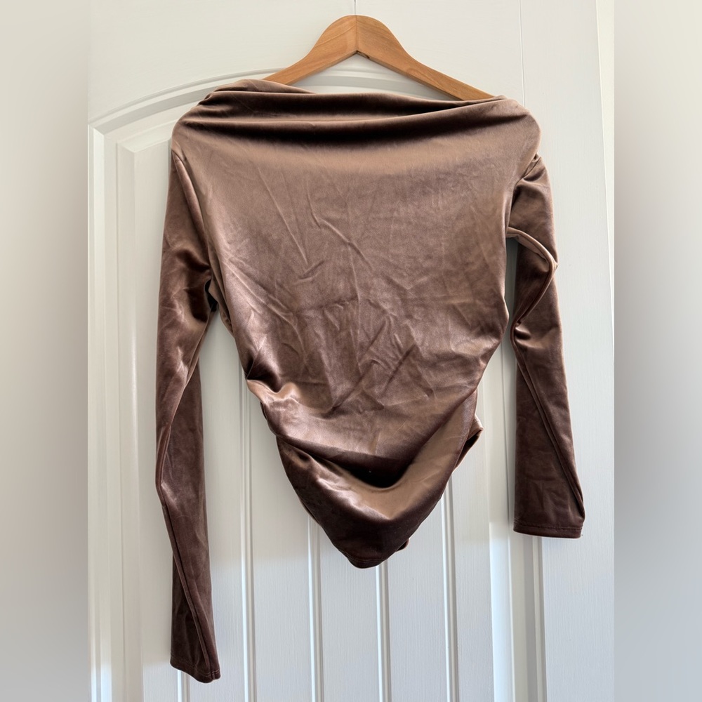 NWT Abercrombie velvet off shoulder top - Picture 4 of 5